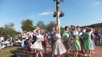 Bild: ibj
Beste Stimmung herrschte beim Baumaustanzen in Iber