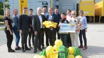 Bild: Gabi Schönberger
Der Leiter des SOS-Kinderdorfes in Immenreuth, Holger Hassel (Mitte, mit Bobby-Car) freut sich über die Spende der Post und ihrer Angestellten.