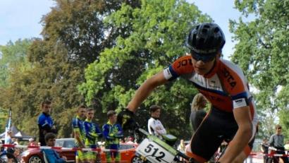 Bild: A. Schwarzmeier
Manuel Joachimstaler in Aktion: Beim XCO-Bikecup in Weißenfels belegte der U19-Fahrer Platz neun und sicherte sich damit erstmals vier-Weltcup-Punkte.