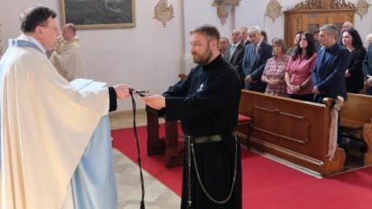 Bild: mab
Das Kreuz, als besonderes Zeichen der Passionisten, erhält Frater Vinzenz Schlosser CP aus den Händen von Provinzial Pater Gregor Lenzen in Anwesenheit seiner Familie und langjährigen Wegbegleitern. Der Ordensmann bekennt sich damit zu einem Leben in der Nachfolge Jesu und im Besonderen der Verehrung des Leidens Christi.