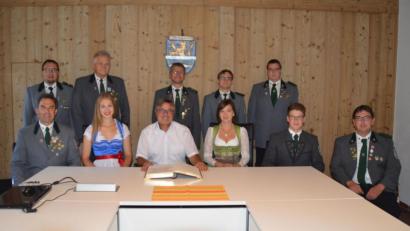Bild: gz
Bürgermeister Reiner Gäbl (Mitte) gratulierte dem Luftgewehrteam mit Roland und Hannah Helm (von links), Matthias Hölzl (rechts) und Carina Dobmeier zum Aufstieg in die Bezirksliga und Christoph Bauriedl (Zweiter von rechts), Dominik Brenner (hinten, von rechts), Alexander Schmucker, Karl Bauriedl, Bruno Hüttner und Matthias Hölzl zu den Erfolgen.