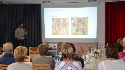 Bild: jak
Dr. Martin Brand, Neurologe in Weiden, sprach am Dienstag in Vohenstrauß im Rahmen der Bayerischen Demenzwoche vor rund 40 Zuhörern über die Entstehung und Behandlung von Demenz.