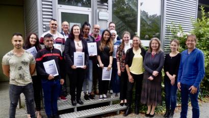 Bild: usc
Vertreter des Jobcenters, an ihrer Spitze seine Leiterin Sonja Schleicher (Dritte von rechts), freuten sich mit den ISE-Ausbildern über den erfolgreich abgeschlossenen Kurs „Grundausbildung für das Hotel- und Gaststättengewerbe“. Aus der zehnköpfigen Gruppe werden einige Teilnehmer weiterhin die Schulbank drücken mit dem Ziel Berufsabschluss als Fachkraft im Gastgewerbe (IHK).