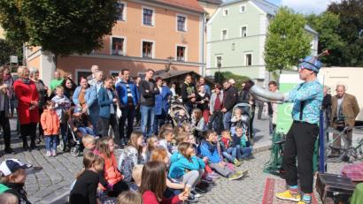 Bild: frd
Große und kleine Marktbesucher wird "Sepp Schabernack" (rechts) mit seinen Späßen unterhalten.