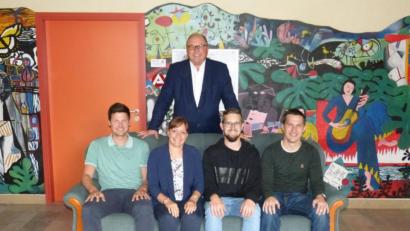 Bild: exb
Oberstudiendirektor Stefan Niedermeier (hinten) freut sich auf den Einsatz von Andreas Kade, Katharina Bernhardt, Björn Böhringer und Lauri Schnupp (von links).