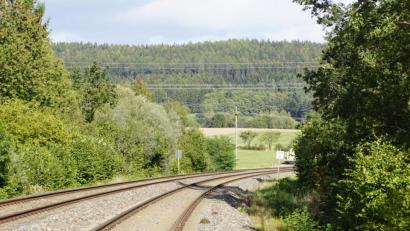 Bild: bkr
Ab hier würde es bei der Alternative 3 gerade weiter direkt zum und durch den Schwarzberg (Hintergrund) gehen. Ein Tunnel würde durchgestochen und die Staatsstraße 2665 von Kulmain nach Brand untertunnelt werden.