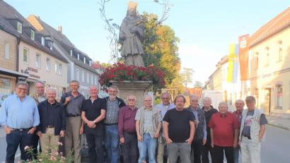 Bild: tu
Die Teilnehmer am Jubiläumstreffen vor dem Nepomuk-Denkmal. Einer der Organisatoren ist Professor Harald G. Dill (rechts), der mit seinen geologischen Exkursionen und Fachvorträgen regelmäßig Gast in Pleystein ist.