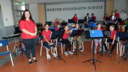 Bild: bgl
Die Zukunft des Kolping-Spielmannszuges: Das Nachwuchsensemble unter der Leitung von Marina Schwander (links) demonstrierte den Gästen beim musikalischen Nachmittag seinen Lernerfolg.