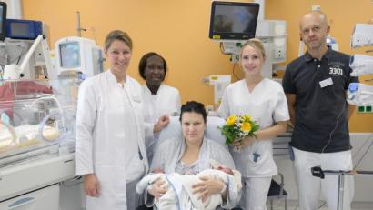 Bild: Klinikum/Dietl
Oberärztin Sylvia Gisbert (linjs), Assistenzärztin Petronella Karumba (Zweite von links), Hebamme Malena Zinger und Oberarzt Petr Jurovich freuen sich mit Mutter Irina über die Zwillinge Aron und Aram.