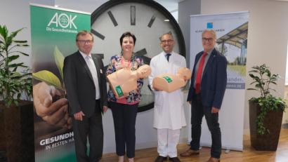 Bild: Klinikum/Dietl)
Wenn es um die Wiederbelebung und das Training dazu geht, kooperieren Klinikum und Amberger AOK-Direktion, die St. Marien nun 50 Puppen im Wert von 5000 Euro schenkte (von links): Klinikumsvorstand Manfred Wendl, Christa Siegler (AOK), Chefarzt Andreas Redel und Dr. Robert Bauer, der stellvertretende Ärztliche Direktor.