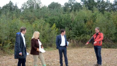 Bild: Gabi Schönberger
Aufforstungen werden schneller zu Wald als viele meinen. Wolfgang Winter, Leiter der Forstabteilung (von rechts), erläuterte Baudezernent Oliver Seidel, Kämmerin Cornelia Taubmann und Wirtschaftsförderer Nicolas Lahovnik die Entwicklung auf Grundstücken im Bereich des Wasserwerks. Ackerland, dahinter etwa achtjähriger Bestand und dahinter wiederum 13-jährige Bäume (Linden Eichen, etwas Tanne), die bereits als Wald gelten.