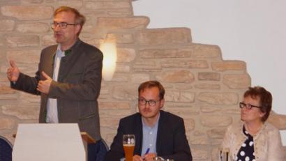 Bild: weu
MdL Alexander Flierl (links) sprach in der "Taverne" Lind über die Folgen des Volksbegehrens und deren Umsetzung durch das bayrische Kabinett.