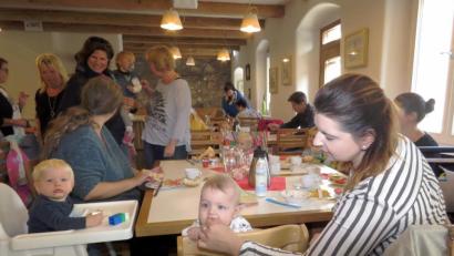 Bild: ubb
Lebahft geht's zu im Mehrgenerationenhaus, wenn jeden ersten Mittwoch im Monat die Familien zum Frühstücken kommen.
