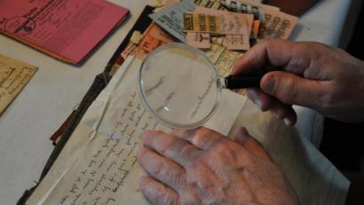 Bild: hba
Albert Köstler nimmt den Brief an Hildegard genau unter die Lupe, um die feine Sütterlinschrift entziffern zu können.