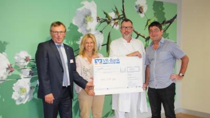Bild: Skivereingung Amberg/exb
Die Vorsitzenden der Skivereinigung, Eveline Süß und Manfred Meier (rechts) überreichten die 500-Euro-Spende an Klinikumsvorstand Manfred Wendl (links) und Dr. Jochen Pfirstinger.