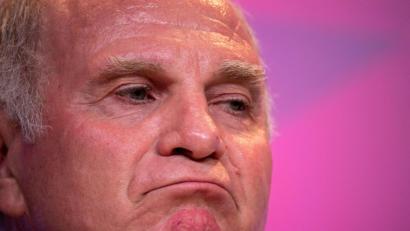 Bild: Peter Kneffel/dpa
Uli Hoeneß zog mal wieder vom Leder.