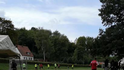 Bild: exb
Obwohl das Wetter schlecht war, zeigte sich das alte Stadtbad-Gelände erneut als idealer Veranstaltungsort für das antirassistische Fußballturnier des Jugendclubs Bureau.