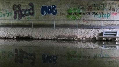 Bild: Petra Hartl
Unter der Brücke am Kurfürstenring haben sich schon viele mehr oder weniger kunstvoll verewigt.