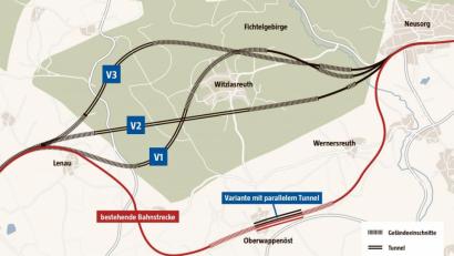 Bild: NT/AZ
Drei Alternativen sehen einen Verlauf der Oberleitungen über der bisherigen Bahnstrecke vor, drei Varianten einen ganz neuen Verlauf der Schienen ab Kilometer 104,2 bei Lenau. Dabei raten die Ersteller der Unterlagen selbst von den Möglichkeiten V1 und V2 ab, weil sie das Trinkwasserschutzgebiet für Witzlasreuth und Oberwappenöst tangieren würden.