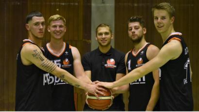 Bild: Tobias Schwarzmeier
DJK-Coach Stefan Merkl (Mitte) und die Neuzugänge Aaron Scott, Christoph Sailer, Jojo Klughardt und Chris Faderl (von links).