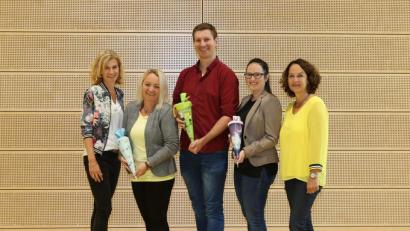 Bild: exb/Fotostudio Kraus
Rektorin Sabine Bauer (rechts) und Konrektorin Cornelia Kayl (links) begrüßen die neuen Kollegen (von links) Lydia Wagner, Fabian Köppl und Nina Baehnisch an der Neunburger Grundschule.