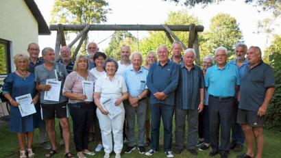 Bild: sön
Bürgermeister Erwin Geitner (hinten, links) konnte gemeinsam mit den Spartenleitern Willi Anhalt (hinten, Vierter von links) und Werner Lang (hinten, rechts) zahlreichen Jubilaren gratulieren.