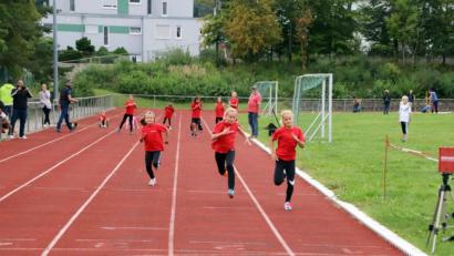 Bild: jma
Die Mädchen und Buben messen sich beim Kinderleichtathletikfest in mehreren Disziplinen.