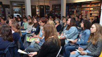 Bild: dob
Beim Bücherabend in der Buchhandlung Rupprecht konnten sich Erzieherinnen und Kinderpflegerinnen über die Neuerscheinungen aus Pädagogik, Vorlesen und aus dem Bereich Bilderbuch informieren lassen.