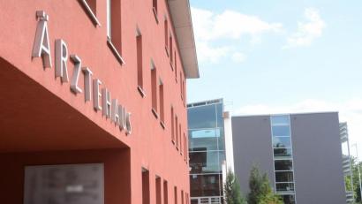 Bild: Gabi Schönberger
Einige Patienten konnten wegen des ausbleibenden Stroms im Ärztehaus nicht behandelt werden, sie wurden nach Hause geschickt. Im ebenfalls betroffenen Bayernwerk-Kundencenter (graues Gebäude im Hintergrund) spürte man vom Stromausfall nichts: Dort sprang ein Notversorgungsaggregat an.