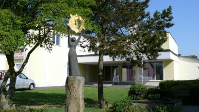 Bild: kgg
Die Bronze-Skulptur mit dem der goldenen Sonne in er kleinen Parkanlage an der Prinz-Ludwig-Straße in Waldsassen