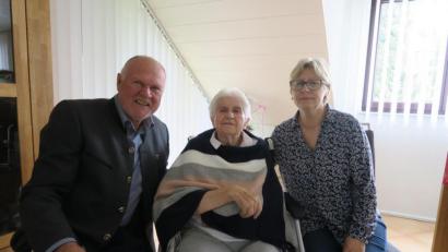 Bild: ua
Von links Bürgermeister Norbert Schmid mit der 100 jährigen Stefanie Waletzki und Tochter Christine Chromy.