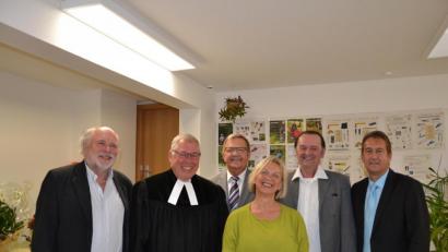 Bild: psbt
Von links der Geschäftsführer des Werkhof Amberg-Sulzbach Hans Seidl, Johannes Blohm, der Bürgermeister Martin Preuss, Angelika Krüger vom Werkhof Regensburg, der Betriebsleiter des Werkhofs Amberg-Sulzbach Reinhard Lautenschlager, der Vertreter des Jobcenters Reiner Liermann.