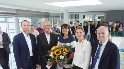 Bild: Gabi Schönberger
Abschiedsfeier für Clemens Fütterer (Zweiter von links) mit (von links) Geschäftsführer Thomas Maul, Gattin Claudia Biller-Fütterer und den Verlegern Viola und German Vogelsang.