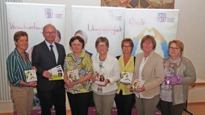 Bild: Dobmeier
„Nur wer bewegt ist, kann andere bewegen“, lautet das Motto des Frauenbunds bei der Bildungskonferenz des Bezirks in Rothenstadt. Mit dabei (von links): Martha Urban, Pfarrer Heribert Englhard, Renate Bayerl, Margit Konze, Luitgard Hartl, Gisela Niklas-Eiband und Barbara Faltenbacher.