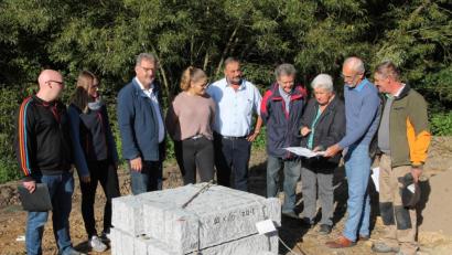 Bild: pi
Architekt Günter Naumann (Zweiter von rechts) erläuterte die Pläne für den Informationspavillon.