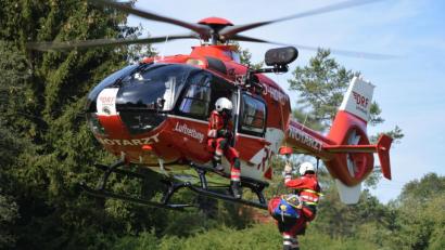 Bild: bö
Christoph 27 im Einsatz im Lauterachtal. Die Luftrettung ist Teamarbeit mit höchster Präzision - Pilot, Windenführer, Notarzt und Bergwachtretter müssen ein Team sein, das sich blind versteht.