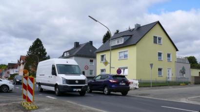 Bild: ubb
An dieser Stelle versuchte die Seniorin lange Zeit vergeblich die Bundesstraße zu überqueren, bis ein Kavalier der Straße kam.