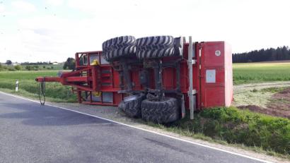 Bild: Christina Rabenstein
Auf der Kreisstraße zwischen Elbart und Massenricht kippte am Mittwoch ein mit Mais beladener Anhänger um.