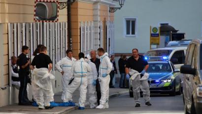 Bild: Alexander Auer
Nach einem Wohnungsbrand in einem Mehrfamilienhaus in Regensburg hat die Polizei am Mittwoch, 18. September 2019, zwei Tote gefunden. Bei den Opfern handele es sich um eine 37-jährige Frau und einen 41-jährigen Mann, teilten die Beamten mit. "Ob der Brand im Zusammenhang mit dem Tod der beiden Personen steht, ist derzeit noch unklar", hieß es. Auch zur Brandursache gab es zunächst keine Erkenntnisse. Die Kripo Regensburg hat die Ermittlungen übernommen.