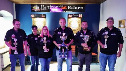 Bild: gz
Ihre Erfolge können sich sehen lassen: Die Teamkapitäne (von rechts) Klaus Reil, Thomas Bösl, Hans-Jürgen Bauer, Stephanie Grünbauer, Vereinswirtin Simone Kraus und Tobias Hanauer mit ihren Trophäen.