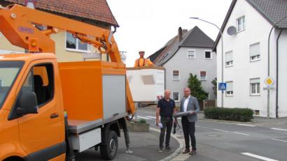 Bild: sei
Gerhard Schmerber (links) und Bürgermeister Richard Kammerer (rechts) beobachten die Umrüstungsmaßnahmen der Straßenbeleuchtung in der Hüttener Straße in Mantel.