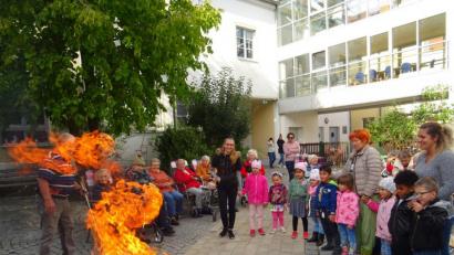 Bild: Daniela Donhauser/exb
Die Senioren und Kinder des Caritas-Marienheims entzündeten das Kartoffelfeuer.