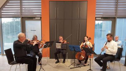 Bild: slu
Die Musiker des Lobkowicz-Quartetts, ergänzt um Klarinettist Hans Kistler (links), boten im Kulturzentrum in der Marktmühle ein beeindruckendes Klangerlebnis.