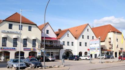 Bild: mab
Der Eigentümerwechsel ist beschlossene Sache: Der Schwarzenfelder Unternehmer Wolfgang Meier erwirbt die sogenannte Ladenzeile (Bild) im Ortszentrum.