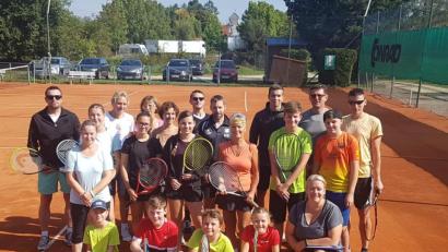 Bild: exb
Beim Familienturnier des TC Vilseck stand der Spaß im Vordergrund. Ein Match bestand aus vier Spielen.