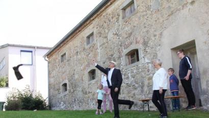 Bild: frd
Sogar Pfarrer Herbert Rösl hatte am „Gummistiefel-Weitwerfen“ seinen Spaß.