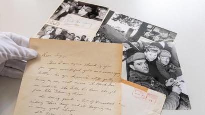 Bild: Armin Weigel
Ein handgeschriebener Brief von Elvis Presley und mehrere Originalfotos sind zu sehen.