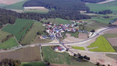 Bild: Bernd Georgi
Mertenberg mit der neuen Ortsumgehung.