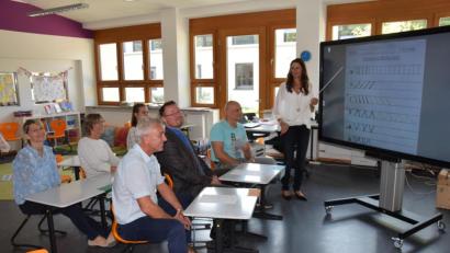 Bild: bö
Sowohl Bürgermeister Florian Junkes als auch die Lehrkräfte haben sich auf die Schulbank gesetzt, um den Umgang mit dem neuen Medium "digitales Klassenzimmer" zu erlernen. "Eine riesige Bereicherung unserer Schule" fand Rektorin Andrea Meier (stehend) den Umgang mit dem neuen 86-Zoll Bildschirm