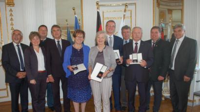 Bild: gib
Maria Baumer (mit Medaille, von links), Sonja Laußer, Franz Grabinger und Josef Sturm nahmen die Auszeichnung in Regensburg von Regierungspräsident Axel Bartelt (Vierter von links) entgegen. Weitere Amtsträger gratulierten bei der Veranstaltung.